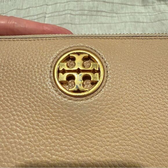 Tory Burch Beige Pebbled Leather Wallet with Gold Logo - Picture 3 of 15